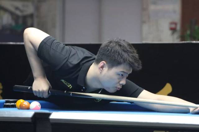 克媒：汉堡进行球衣慈善拍卖，18岁武斯科维奇球衣成标王